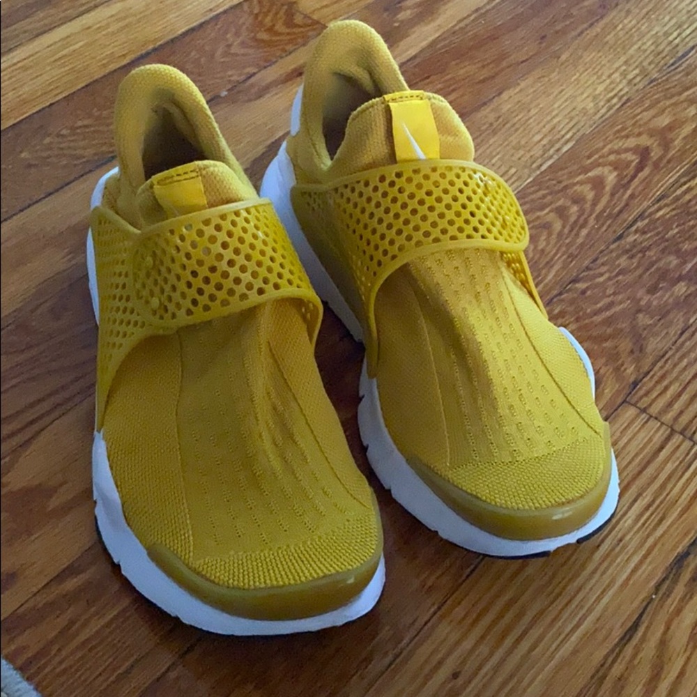 YELLOW NIKE SNEAKERS
